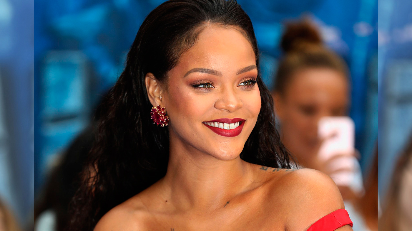 Rihanna-imparte-MasterClass-de-maquillaje_LA-FUENTE-QUERETARO
